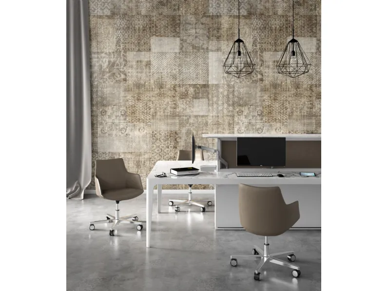 Sedia operativa in pelle con base in metallo a 5 razze su ruote Divina di Estel