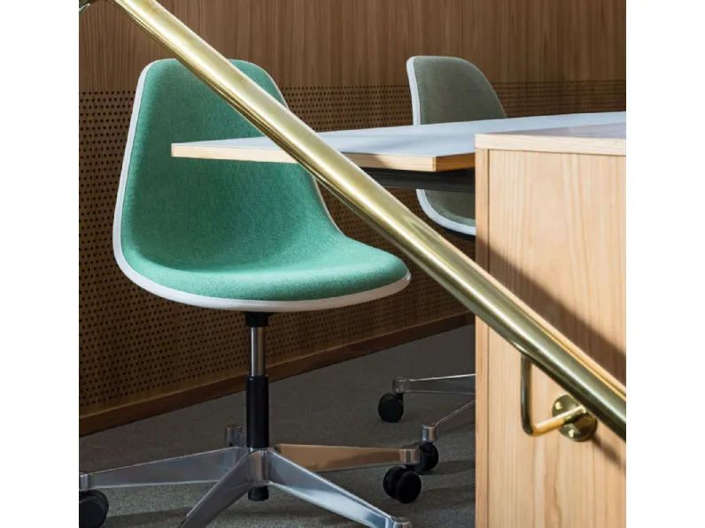 Sedia Operativa Eames Plastic Side Chair PSCC in polipropilene e tessuto di Vitra