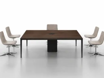 La scrivania direzionale Elle Meeting di DoimOffice definisce un ambiente di lavoro elegante e funzi