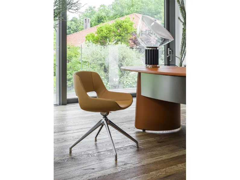 Seduta operativa in pelle con base a quattro razze in cromo lucido Amaranta di Enrico Pellizzoni