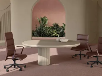 La poltrona direzionale Fay di LTForm offre un design ergonomico e raffinato.