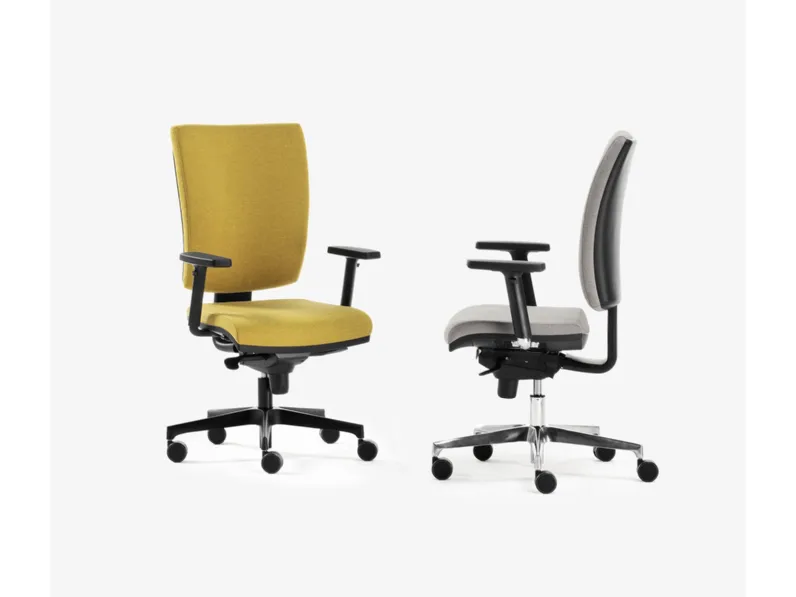 Seduta operativa con schienale alto e braccioli regolabili in altezza, la base può essere in nylon o in alluminio lucido, Five di Milani