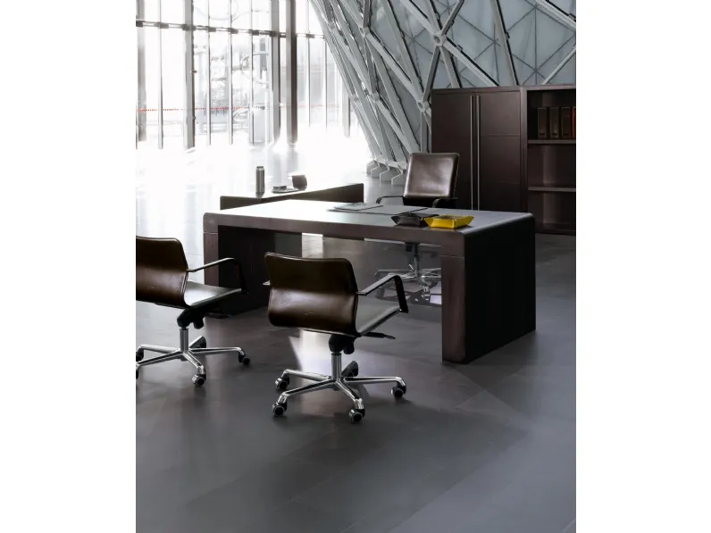 Scrivania direzionale Fusion con penisola, piano in cuoio e gambe in ebano di Enrico Pellizzoni