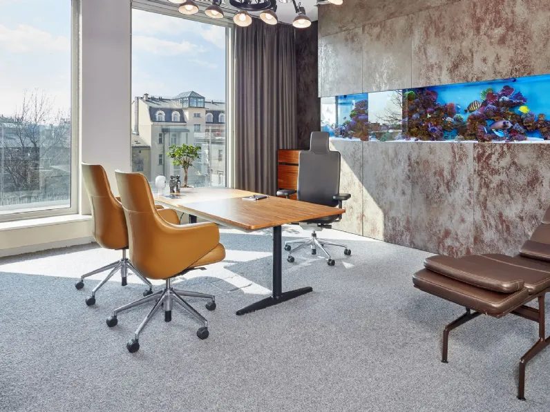 Poltrona direzionale rivestita in pelle imbottita con basamento a cinque razze in alluminio con ruote Grand Executive di Vitra