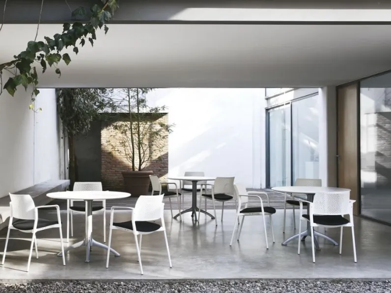 Sedie ospiti e attesa in polipropilene e acciaio Kyos di Walco