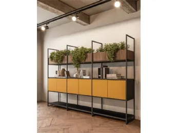 La libreria Twenty di About Office è un mobile essenziale per l'organizzazione dello spazio.