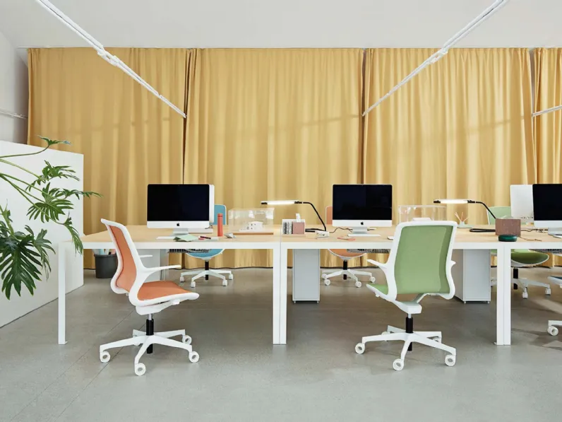 Sedia operativa in tessuto colorato e struttura in plastica bianca Loop di Milani