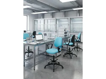La sedia operativa Lybra Standard di Vaghi offre un comfort ergonomico e uno stile moderno.