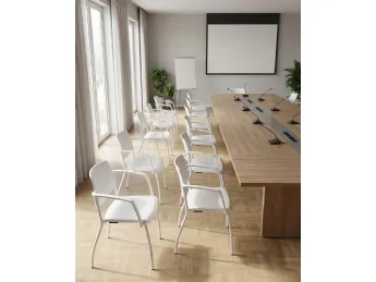 La poltrona ospiti Malta Contract Multipurpose Chair di Vaghi combina design e funzionalità.