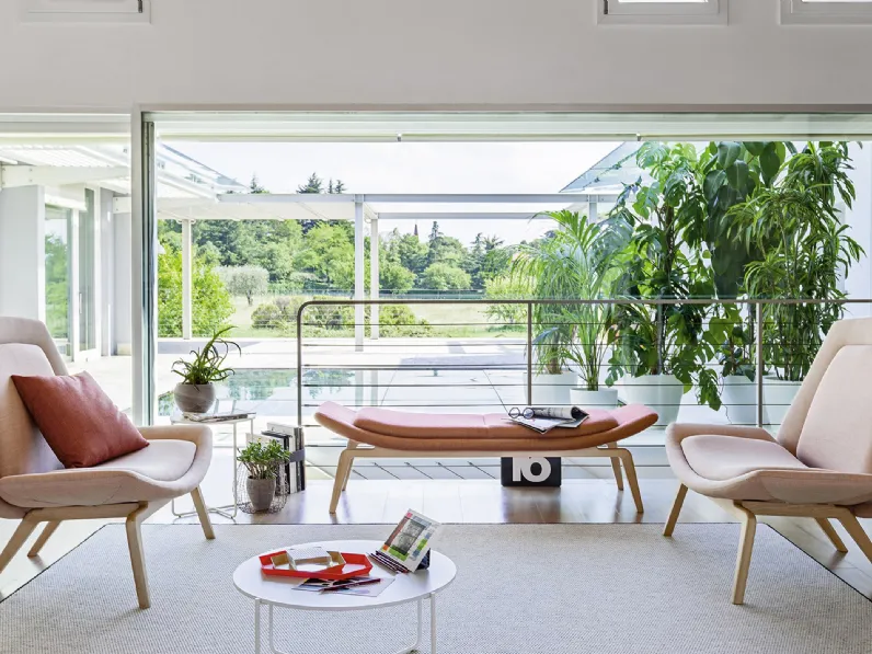 Poltroncine da attesa in tessuto con doppia imbottitura e struttura in legno Nordic di Milani