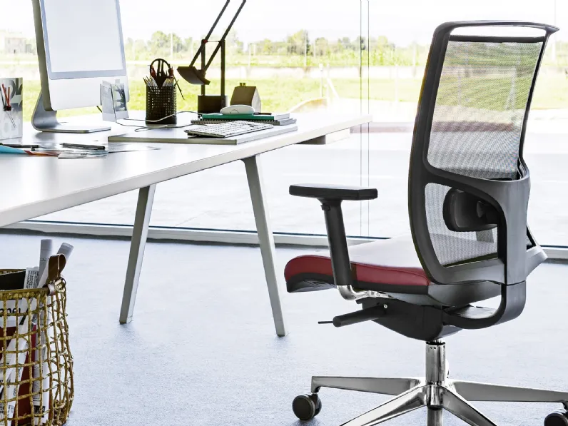 Seduta operativa con schienale alto in rete traspirante Zed di Milani