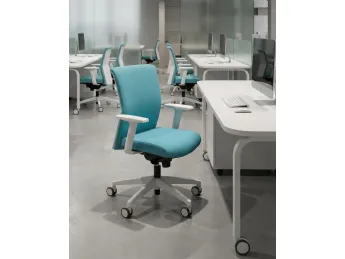 La poltrona Morea Comfort Advanced Swivel Chair di Vaghi offre un'esperienza seduta ergonomica e mod