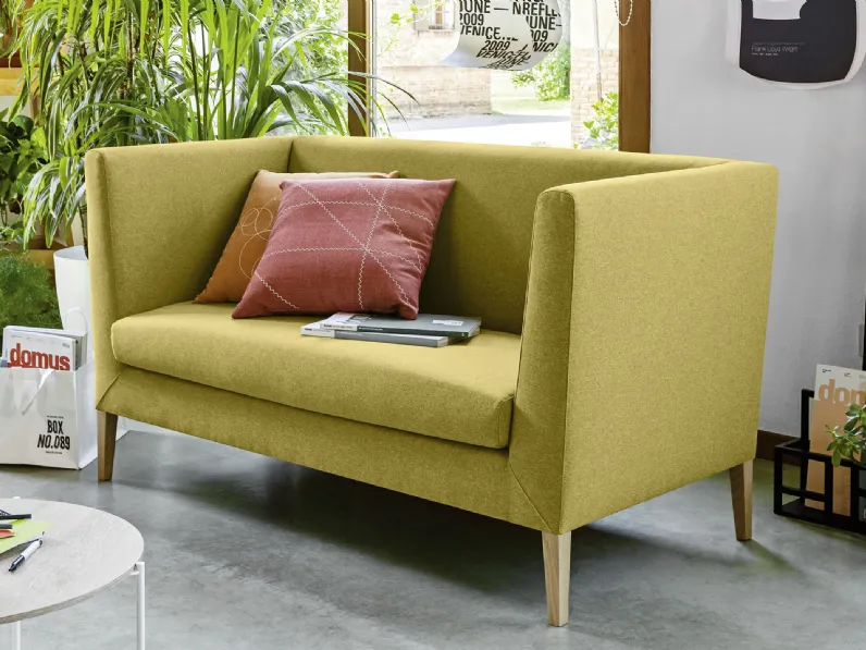 Divanetto da attesa in tessuto con piedini in legno Nesis Chic di Milani