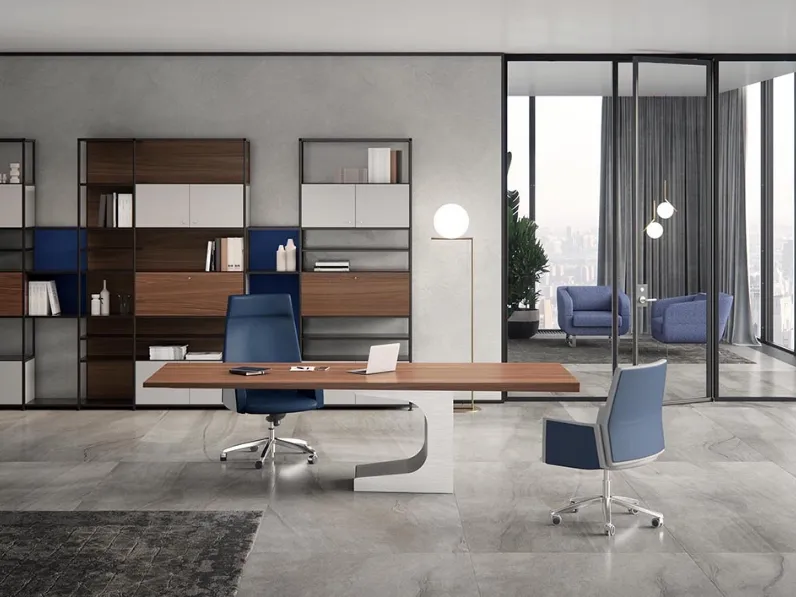 Scrivania direzionale di design con basamento rivestito in acciaio inox satinato e piano in massello Niemeyer di Estel