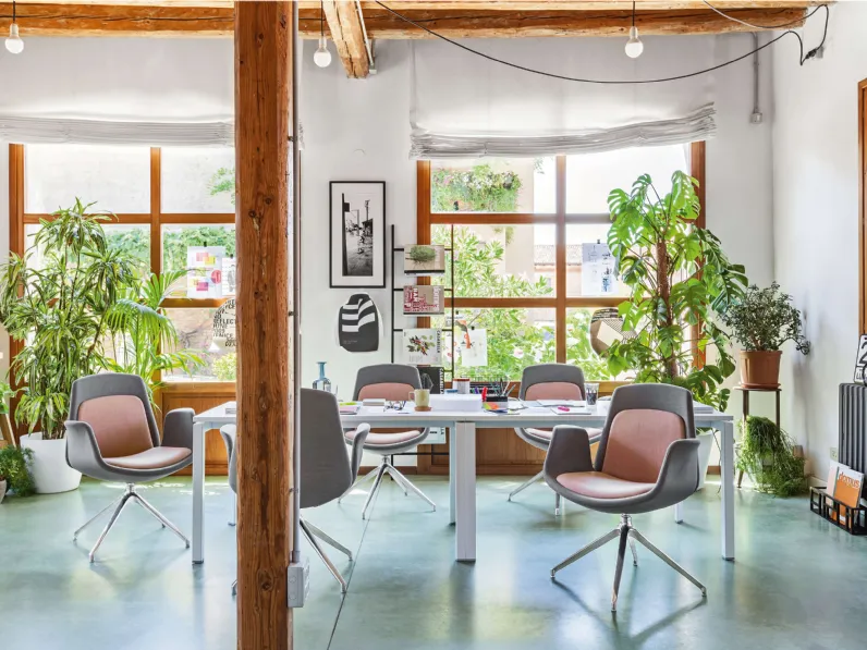 Sedia operativa ergonomica in tessuto con struttura di metallo Nordic di Milani