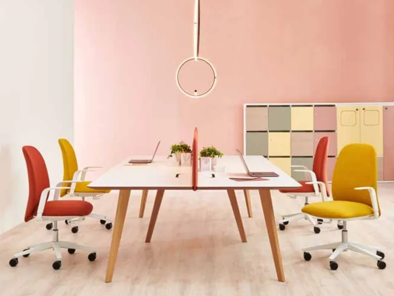 Sedia Operativa in tessuto con base in metallo su ruote Now di Estel