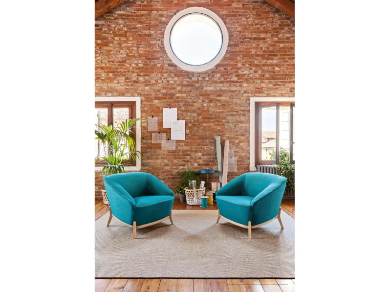 Poltroncina da attesa in tessuto con piedini in legno Nuvola di Milani