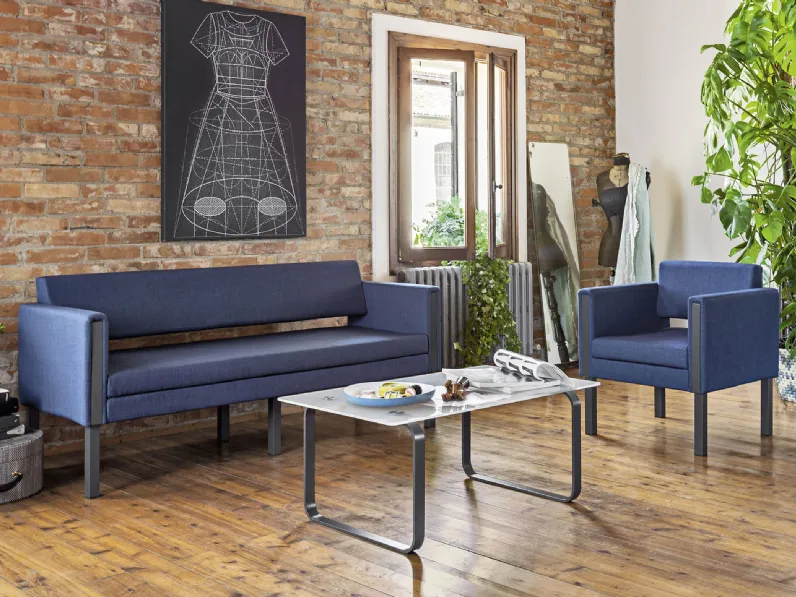 Divanetto e poltrona da attesa in tessuto con inserti bracciolo e gambe in metallo Only di Milani