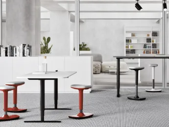 La seduta Oreo di LTForm fonde design essenziale e comfort ergonomico.