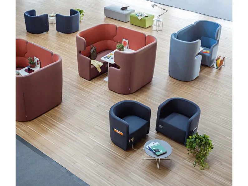 Poltroncine e divanetti da attesa in tessuto, dotati di prese USB, People Sofà e People Set di Milani