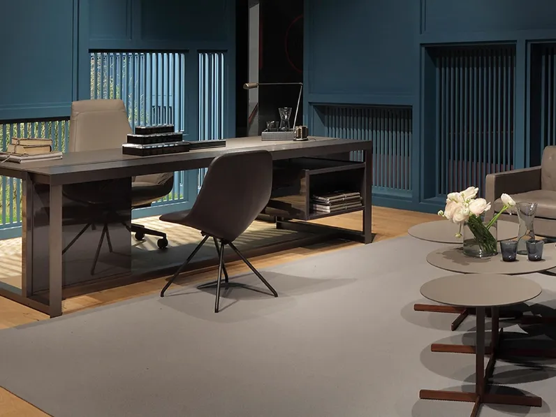 Scrivania Direzionale Jobs in legno con inserto in pelle di Poltrona Frau