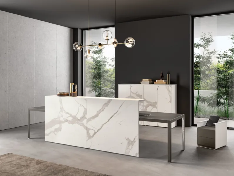 Reception Hype 04 in metallo con pannello frontale in Laminam effetto marmo bianco di About Office