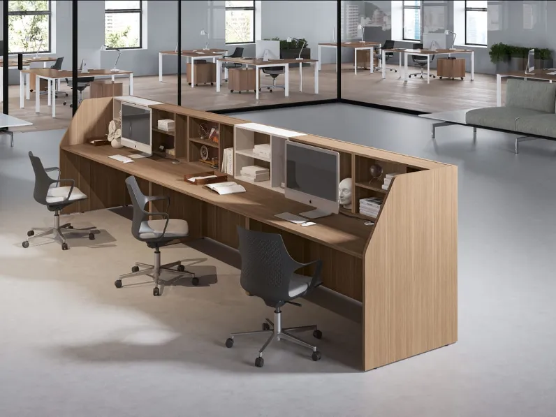 Mobile Ufficio Reception lineare finitura Noce con tre postazioni di Compir