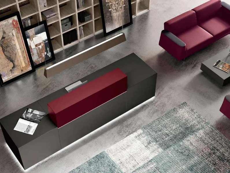 Bancone Reception Z1 dalle linee rigorose ed eleganti in laccato testa di moro e rosso fuoco di Quadrifoglio