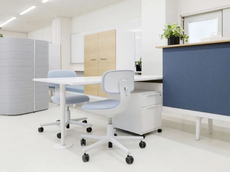 Sedia Operativa in polipropilene rivestita in tessuto con base a cinque razze con ruote Rookie di Vitra