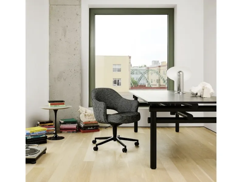 Seduta Operativa Saarinen Executive Swivel Side Chair di Knoll