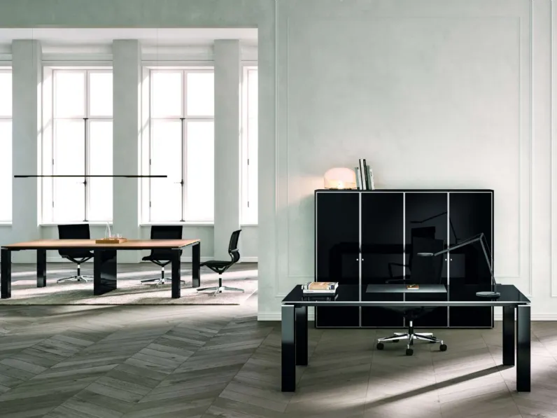 Scrivania direzionale Jet Evo in vetro retrolaccato Nero di Bralco