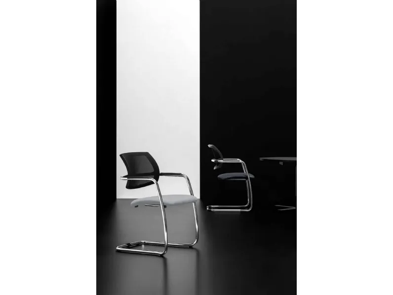 Seduta Attesa All in tessuto con sedile imbottito e struttura in metallo cromato di Bralco