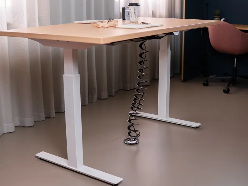 Scrivania Operativa regolabile in altezza Sit to Stand Desk di Martex