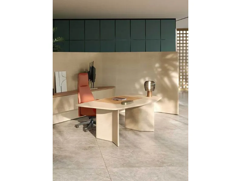 Scrivania Direzionale Trust Iconic con rivestimento in pelle di Poltrona Frau