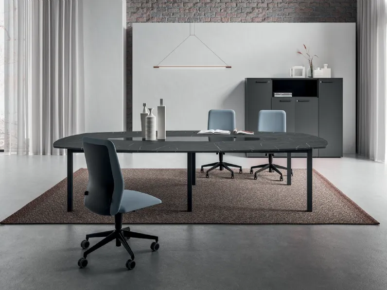 Scrivania operativa per sala riunioni con top effetto marmo e inserto centrale in vetro retrolaccato Web di Walco