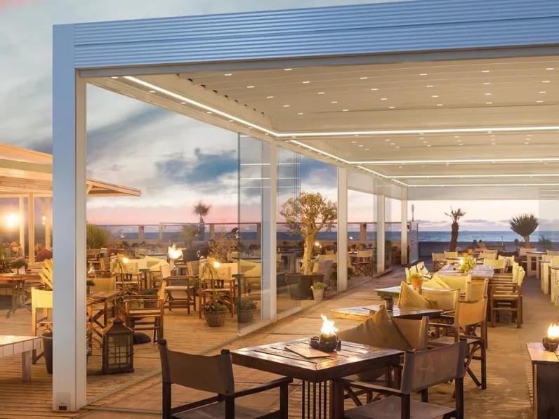 Pergola a 90 gradi con copertura in PVC Azimut di Gibus