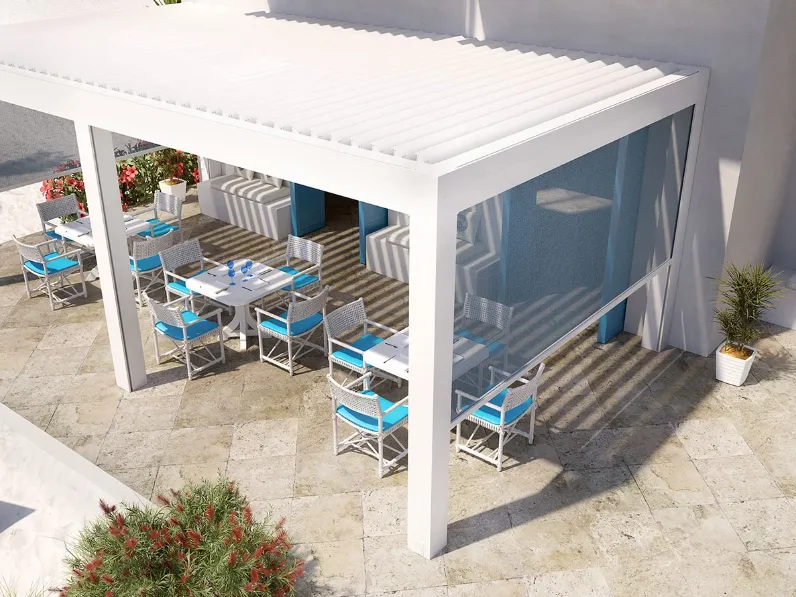 Pergola bioclimatica addossata con copertura in piano composta da lame in alluminio estruso con movimentazione automatizzata Diesis O di Dirello