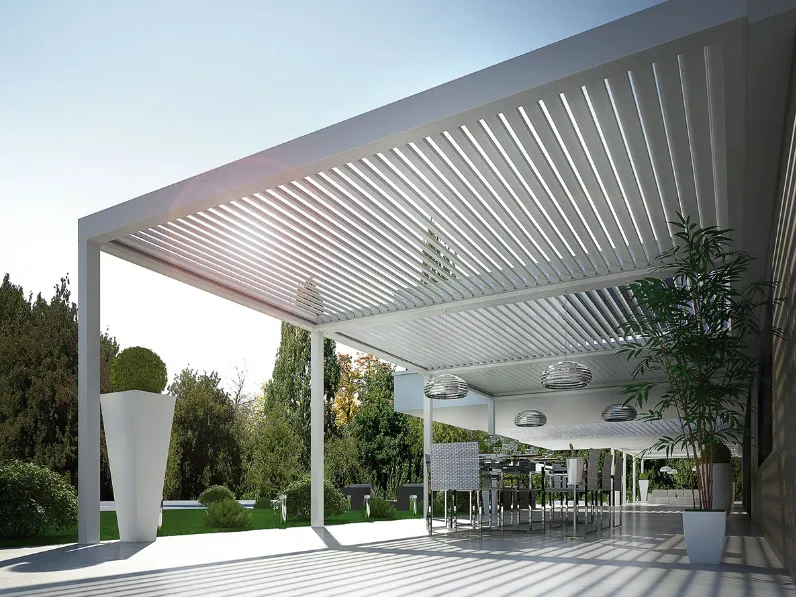 Pergola bioclimatica a lame orientabili che si integra in qualsiasi ambiente architettonico grazie alla grande modularità permette di creare innumerevoli composizioni Bioshade Addossata di Dirello
