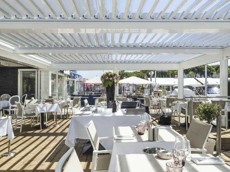 Pergola bioclimatica Med Twist addossata di Gibus
