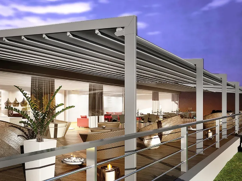 Pergola inclinata con copertura realizzata con telo scorrevole ed impacchettabile con movimentazione automatizzata o manuale Even di Dirello