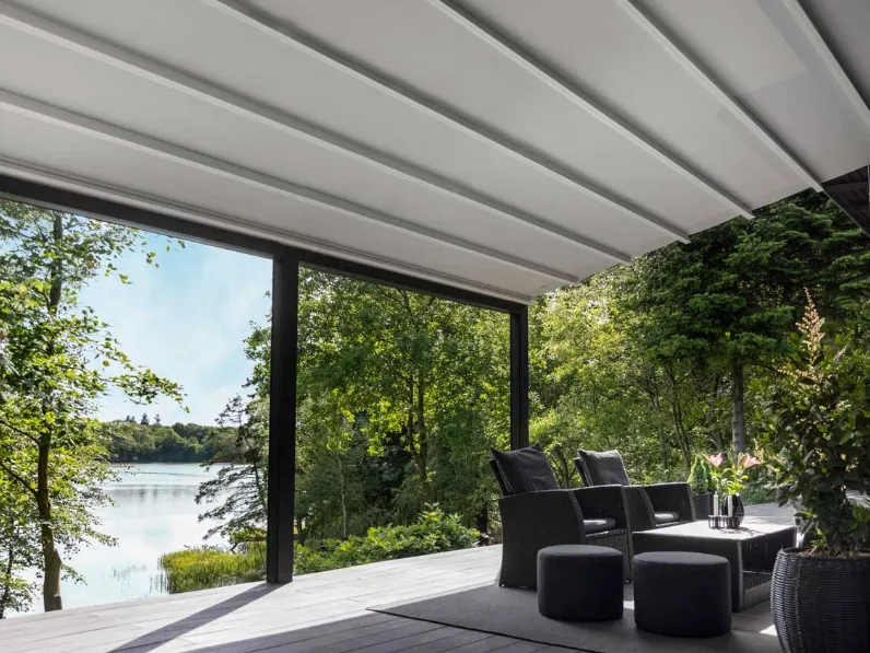 Pergola addossata con tetto inclinato Gennius Vega di Ke Outdoor