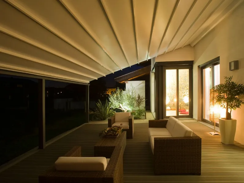 Pergola in alluminio con copertura ad impacchettamento e chiusure perimetrali a vetrate e illuminazione a Led Infinity di Pratic