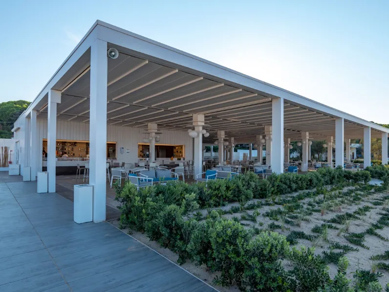 Pergola addossata con tetto scorrevole Isola 2 di Ke Outdoor