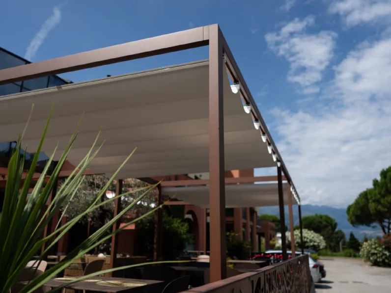 Pergola con tetto scorrevole a isola Saki di Ke Outdoor