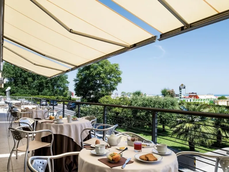 Tenda da sole a bracci con chiusura ermetica Didue di Gibus