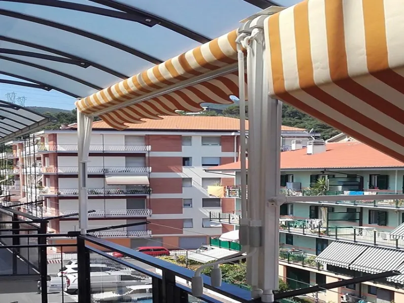Tenda da sole TMS Silver a caduta con guide laterali di Va-ila